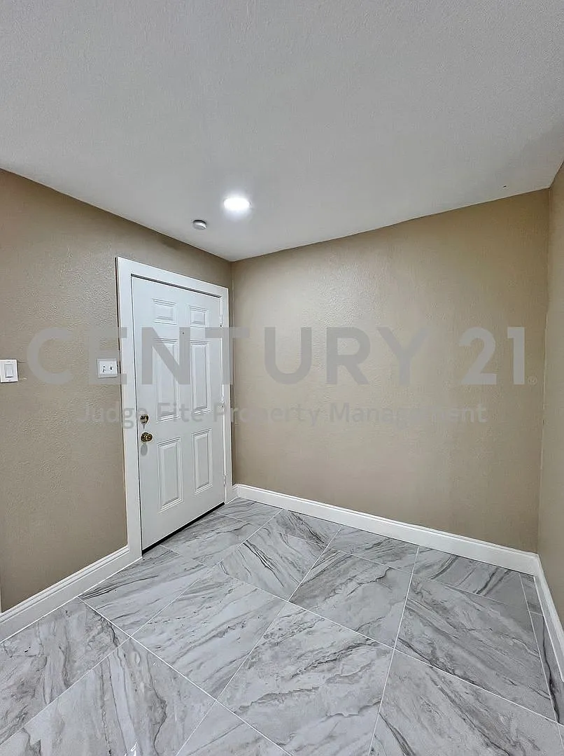 Meticulously Maintained and Updated 3/2/2 in Irving For Rent! — Photo 3