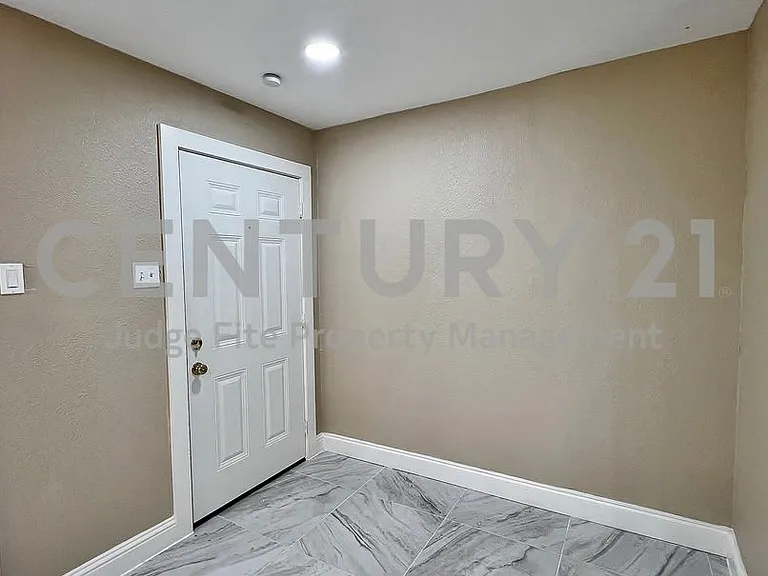 1914 W Northgate Dr — Photo 3