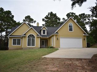 196 La Reata Trl, Smithville, TX 78957