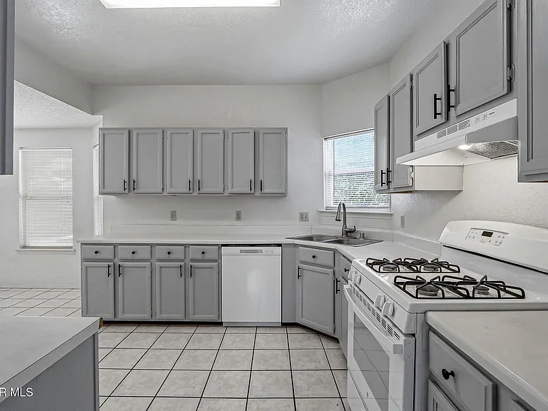 7765 Dianjou Dr — Photo 11