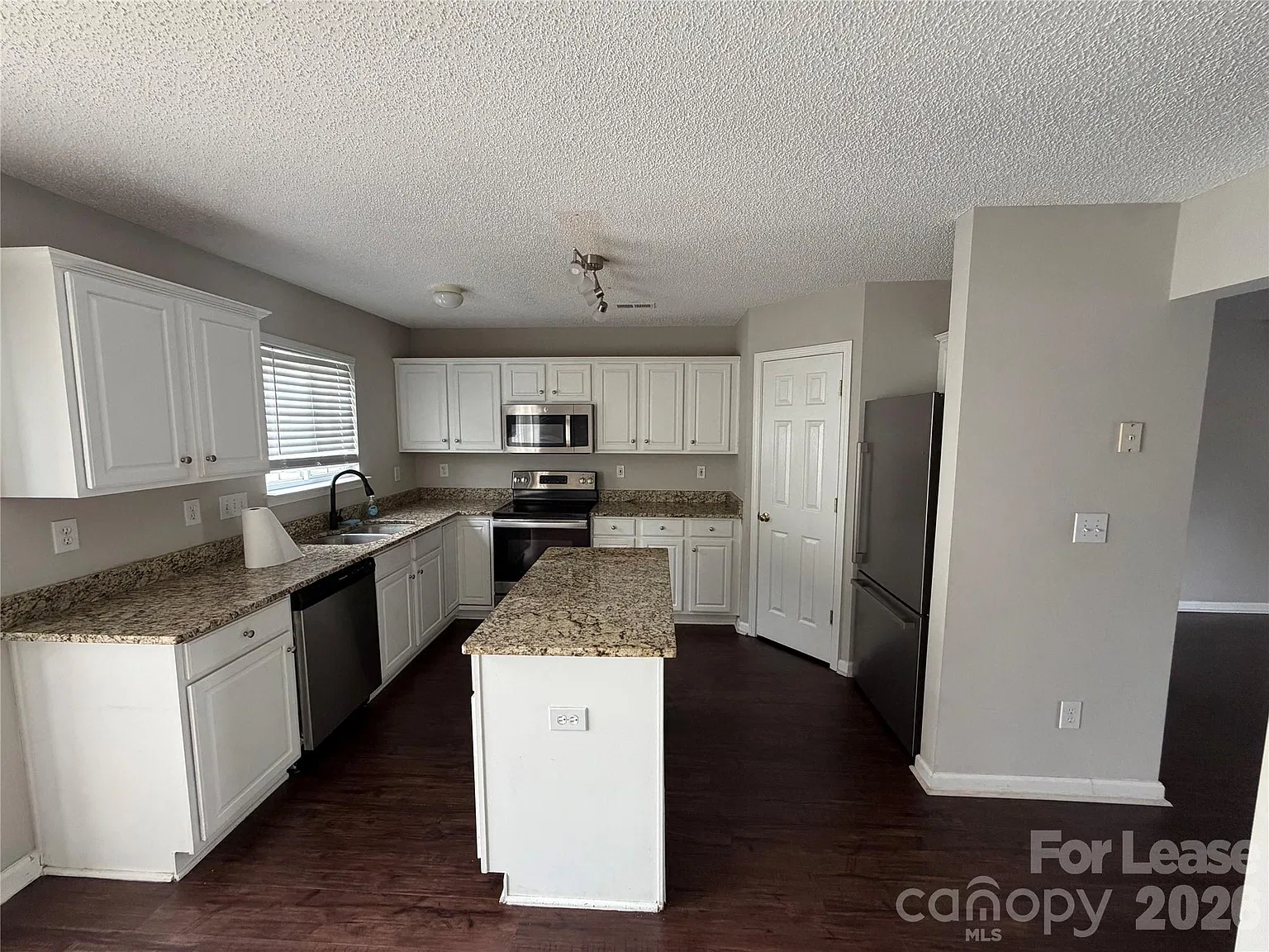 3 bed, 2.5 bath, 1440 sqft, $1,930 — Photo 4