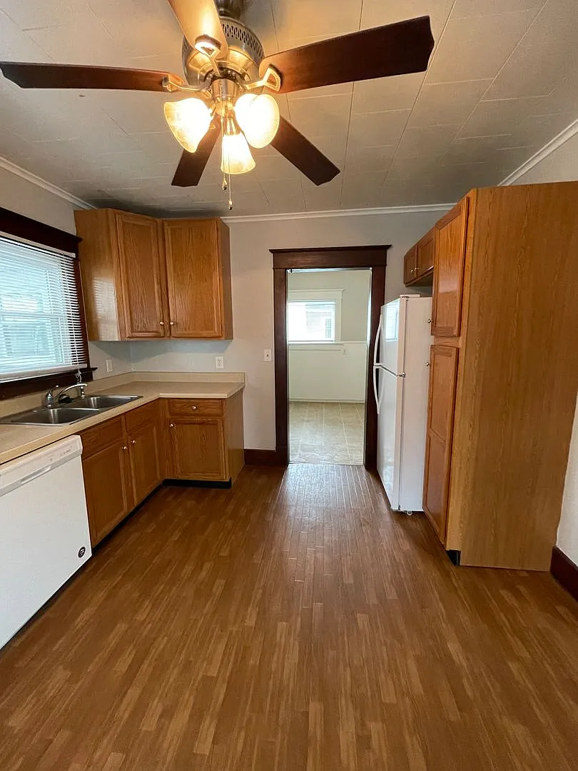 4 Bedroom Home Near Downtown Goshen — Photo 4