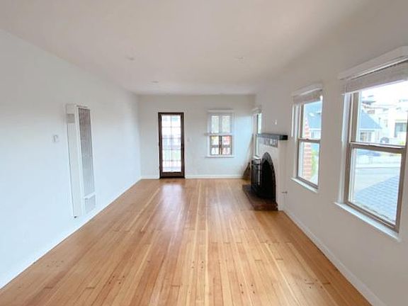 4th image of 2621 Manhattan Ave #2621
