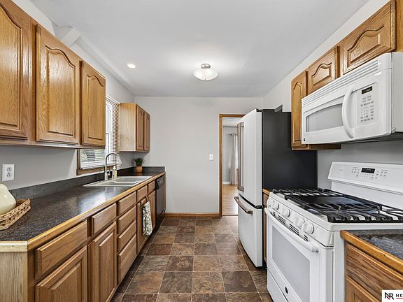 3rd image of 1327 Main St