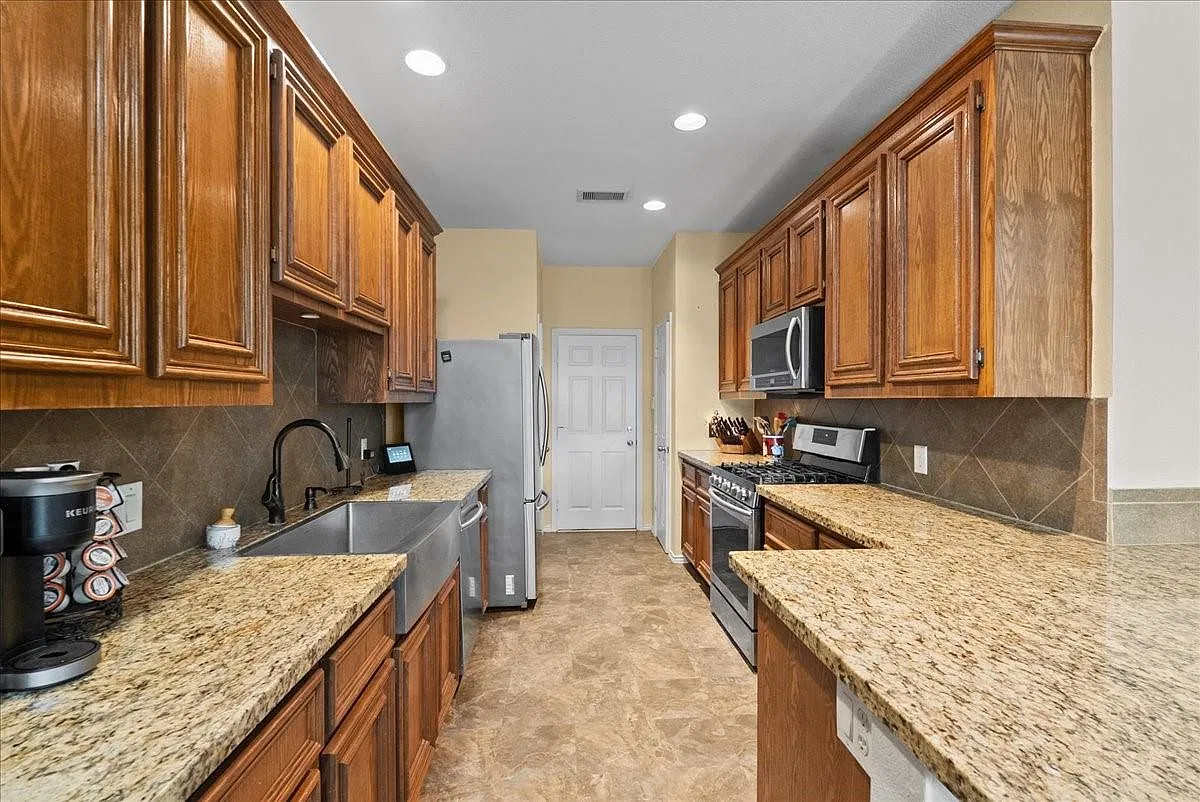 3 bed, 2.5 bath, 1760 sqft, $2,200 — Photo 3