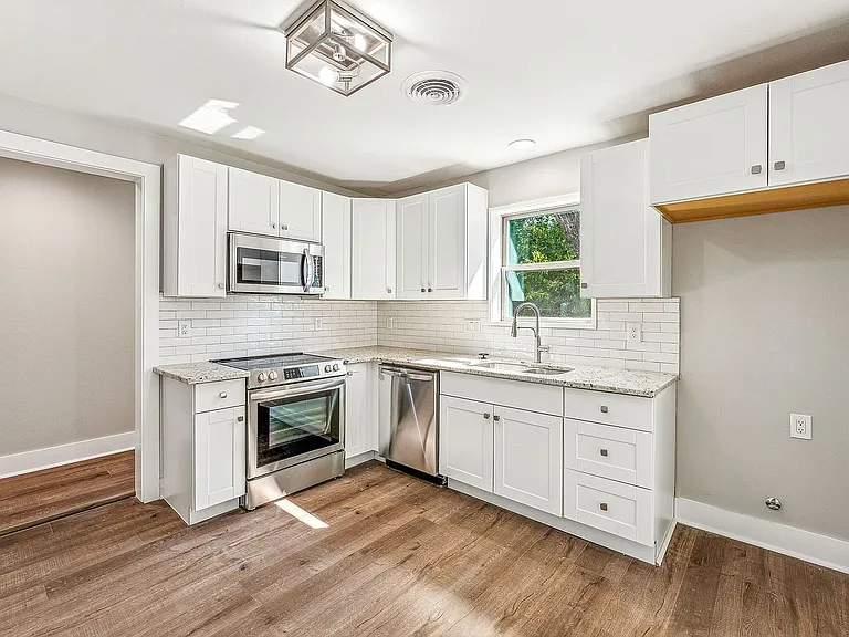 302 W Collins St — Photo 14