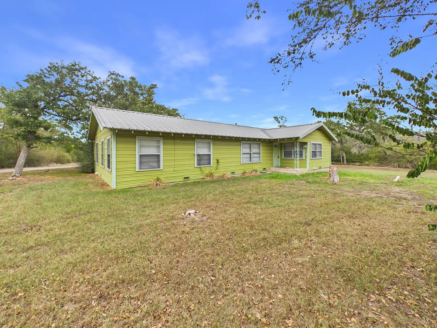 3 bed, 2.0 bath, 2132 sqft, $1,800 — Photo 1