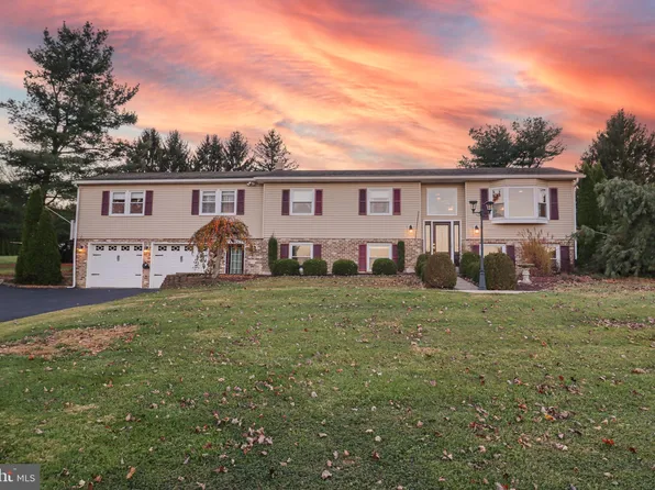 170 Donrene Rd, Mount Wolf, PA 17347