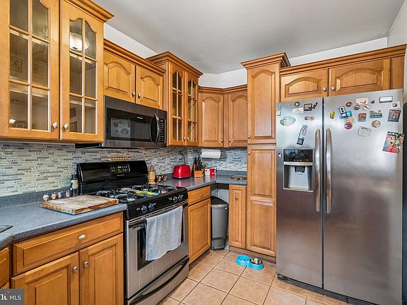 4th image of 419 E Flora St