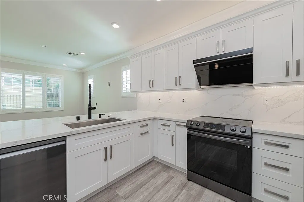 5 bed, 3.5 bath, 2352 sqft, $4,400 — Photo 4