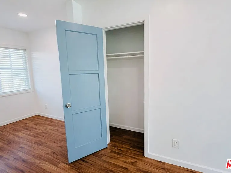202 N Locust St — Photo 3