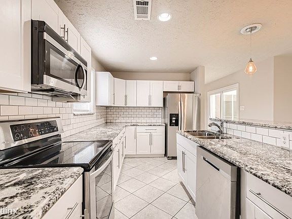 3rd image of 15631 Pine Mountain Dr