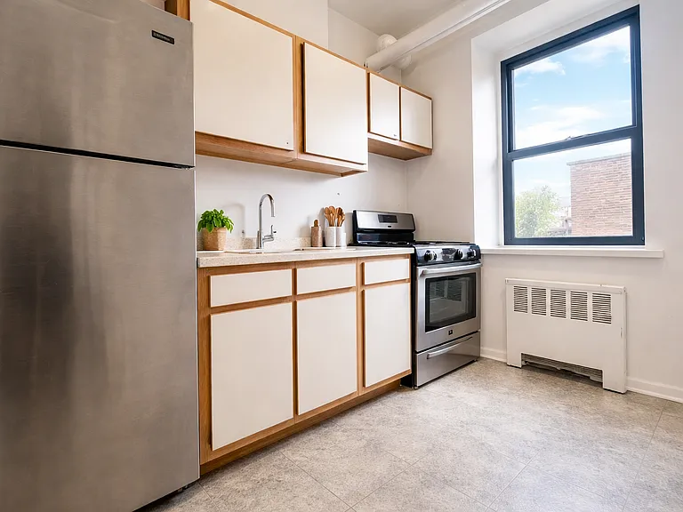 10 Franklin Ave — Photo 3