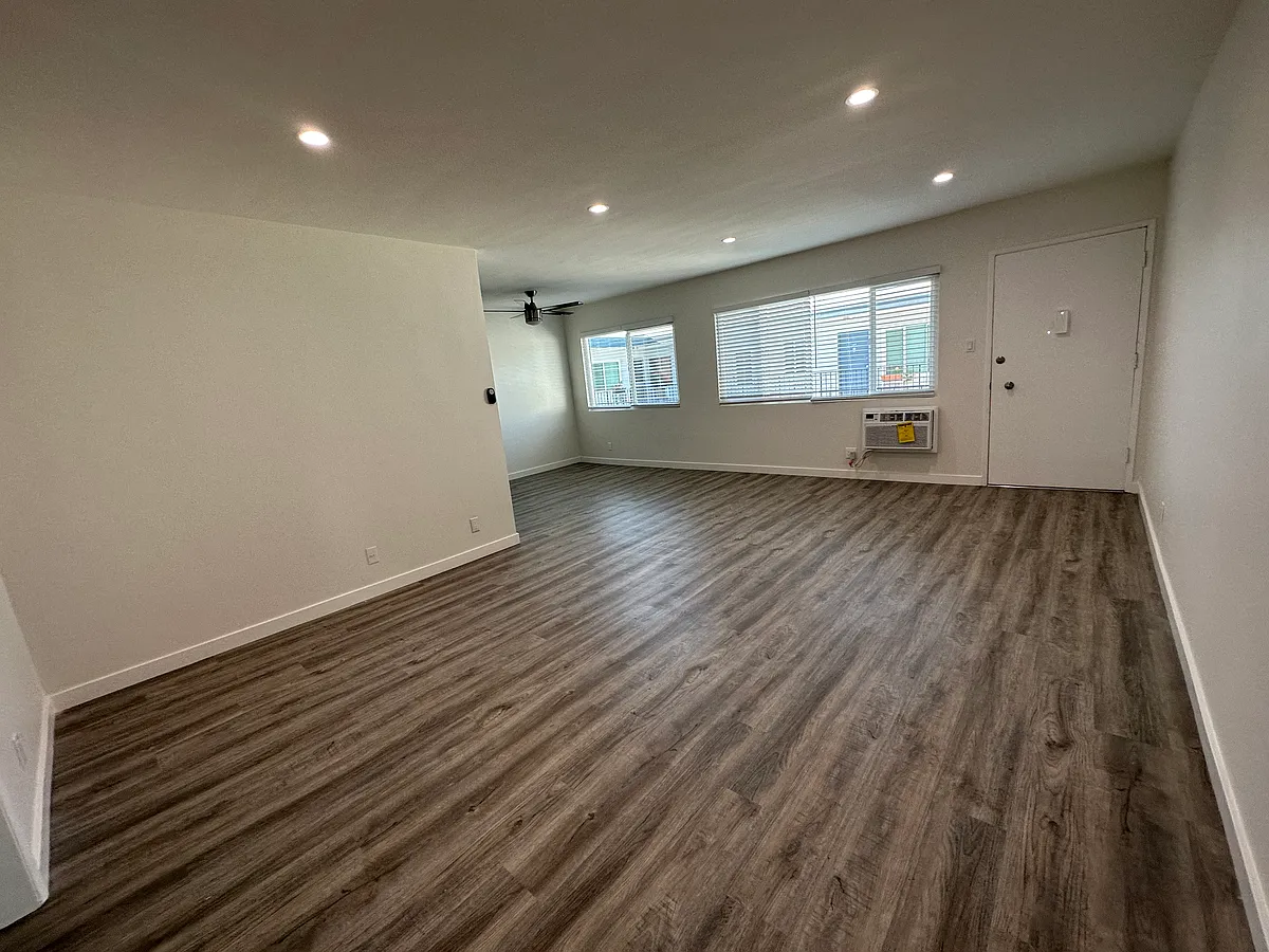 Building Photo - 1020 S Sherbourne Dr #205