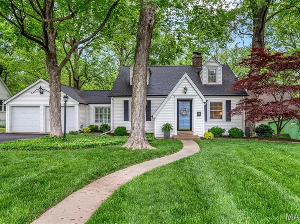 15 Woodland Ct, Belleville, IL 62226