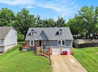 1117 NW Roanoke Dr, Blue Springs, MO 64015