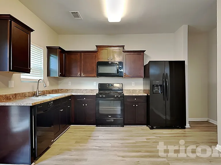 1042 Sutherland Dr — Photo 4