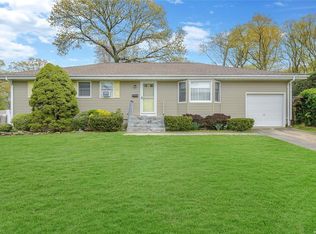 306 Devon Ln, Smithtown, NY 11787