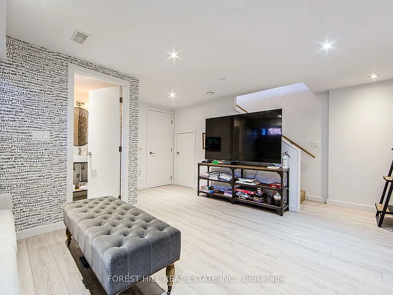 257 Manor Rd E — Photo 38
