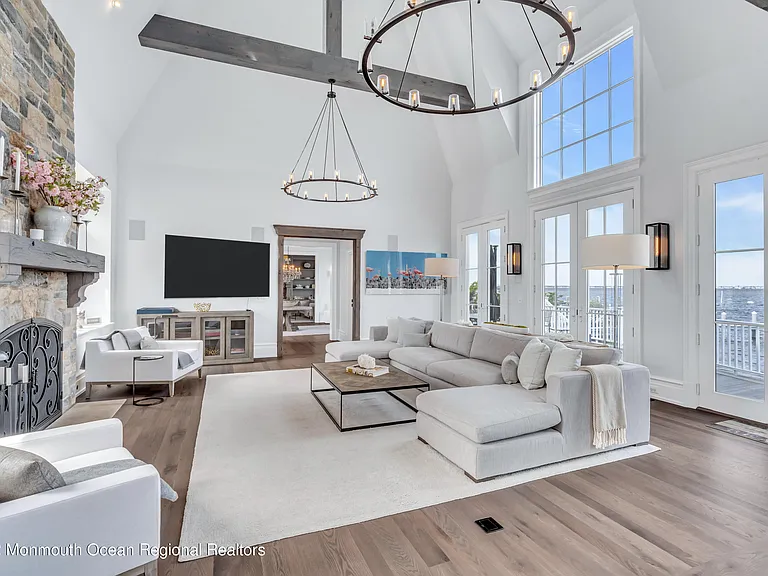 459 Normandy Dr — Photo 4