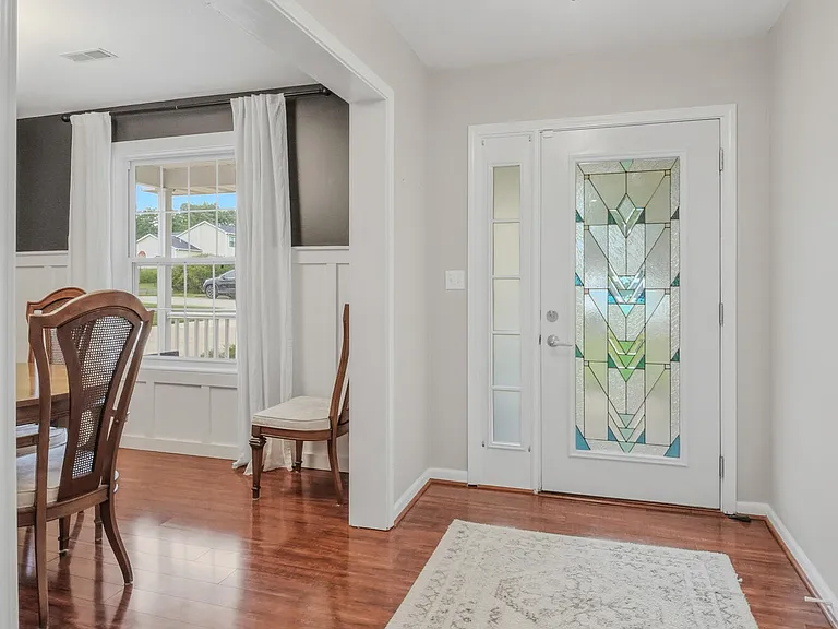 209 Norwich Dr — Photo 3