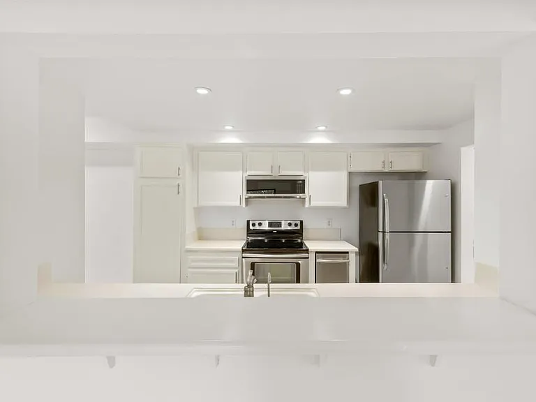1040 E Washington Ave — Photo 16