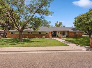 318 Cottonwood Ln, Levelland, TX 79336