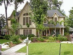 This home sets on a lovely and quiet cul de sac street.