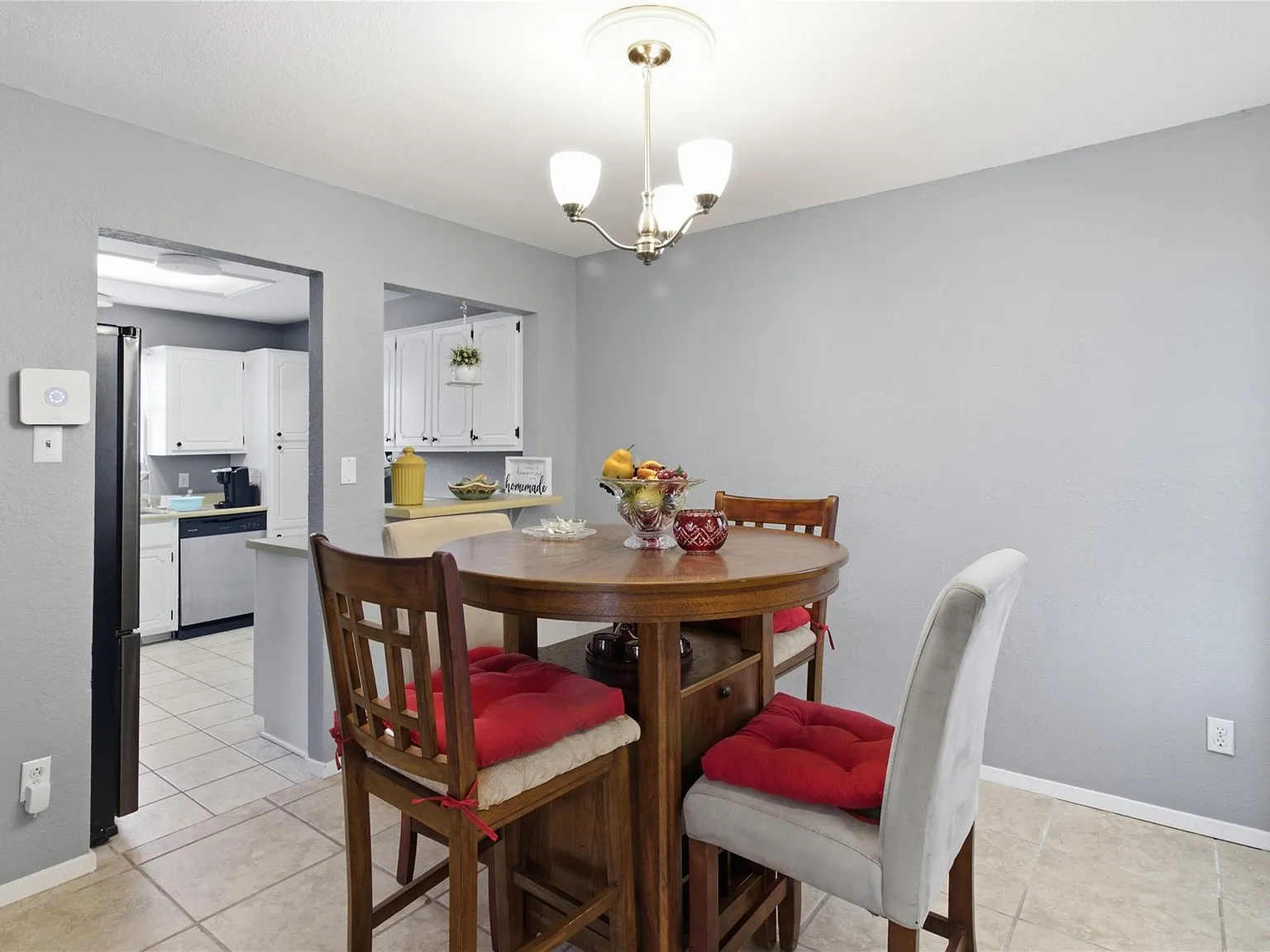 3 bed, 2.0 bath, 1438 sqft, $1,300 — Photo 2