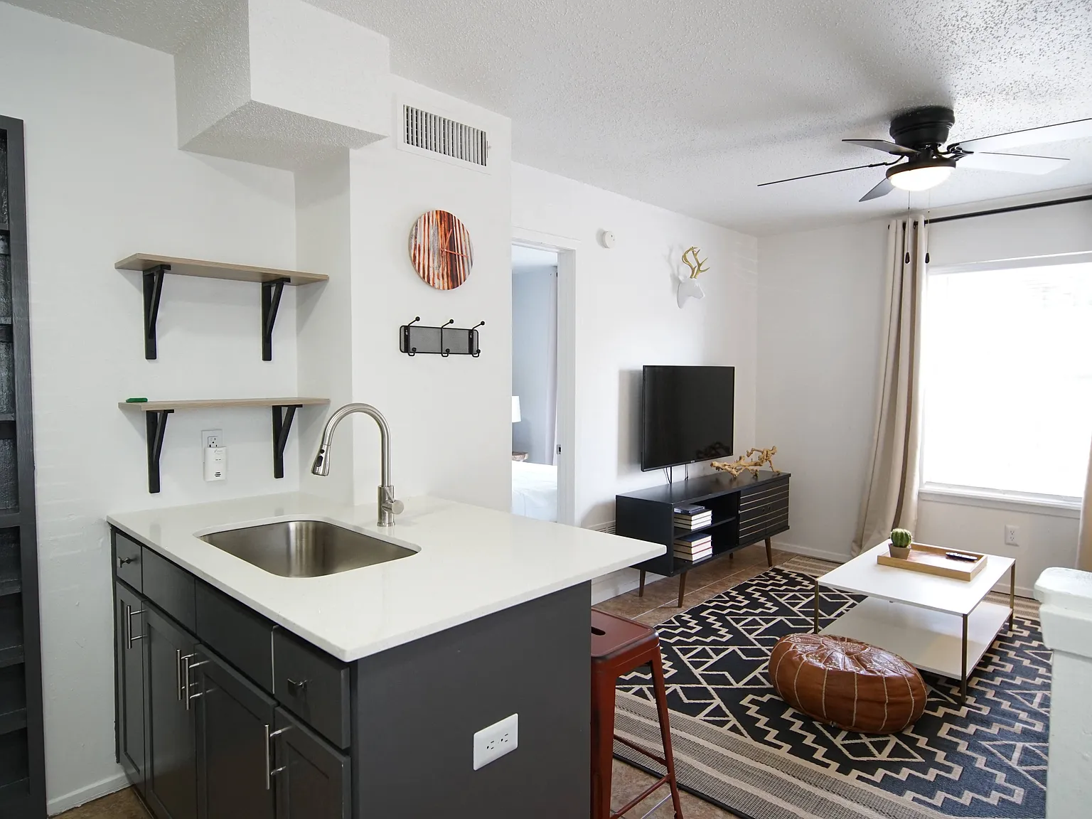 Town Lake Villas — Photo 2