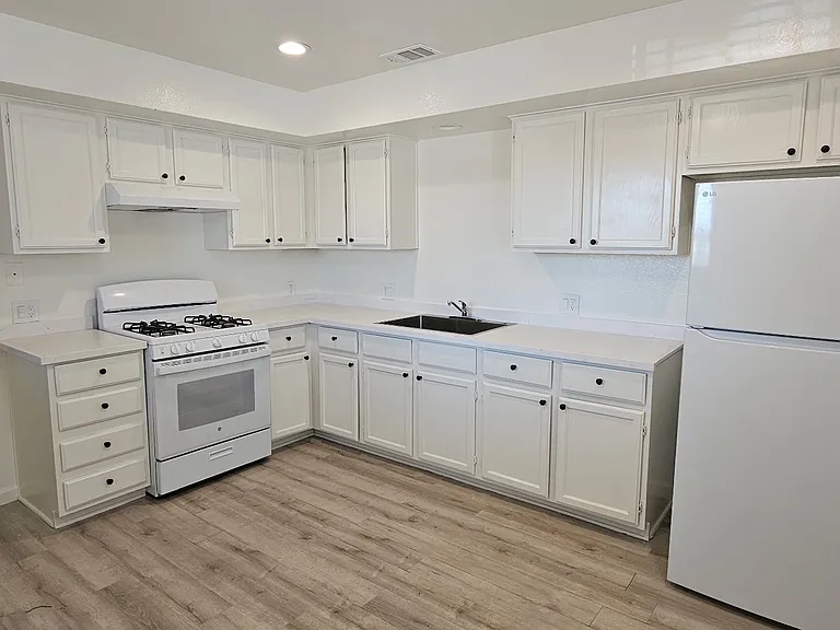 126 N 12th St #D — Photo 9