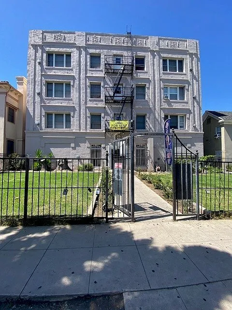 1215 S Norton Ave — Photo 3