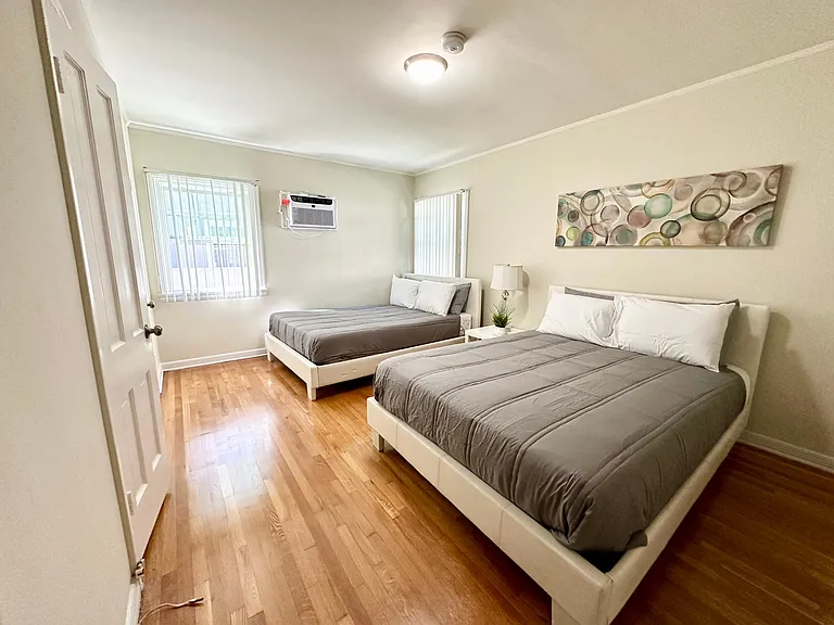 549 Kelton Ave — Photo 9