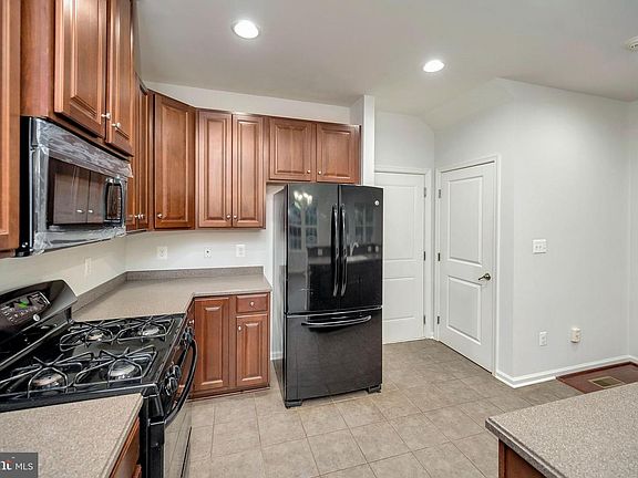 4th image of 20 Runyon Dr