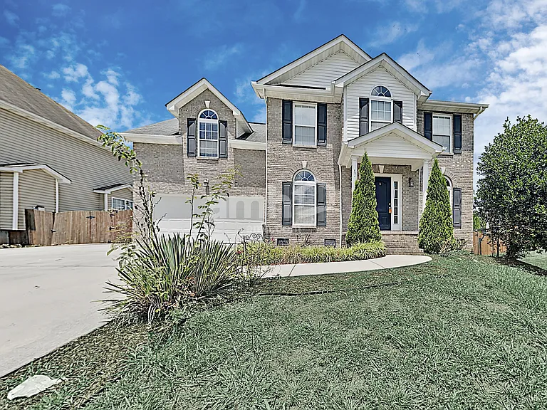 6013 Gallant Ln — Photo 1