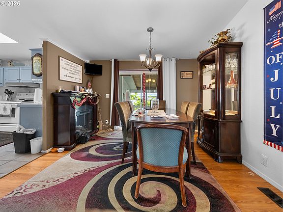 Dining Room>