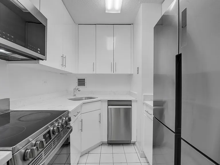 330 E 38th St #31H — Photo 4