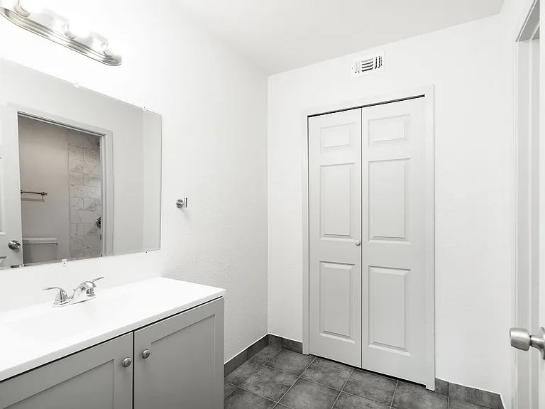 Dellview Crossing Apartments — Photo 40