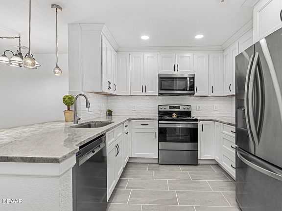 4th image of 940 Village Trl Unit 3-202