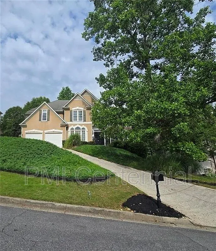 6 bed, 4.0 bath, 3198 sqft, $3,995 — Photo 3