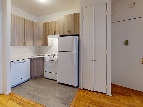 4th image of 1435 1st Ave APT 3RN