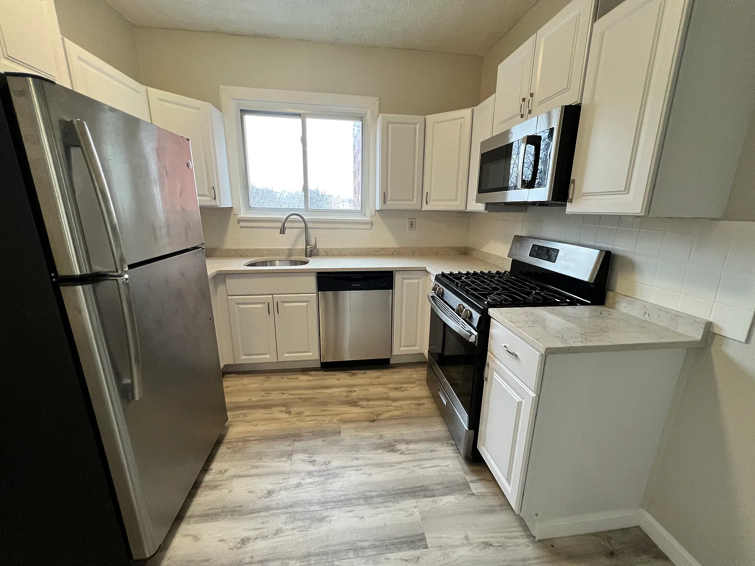 3 bed, 1100 sqft, $2,900 — Photo 4