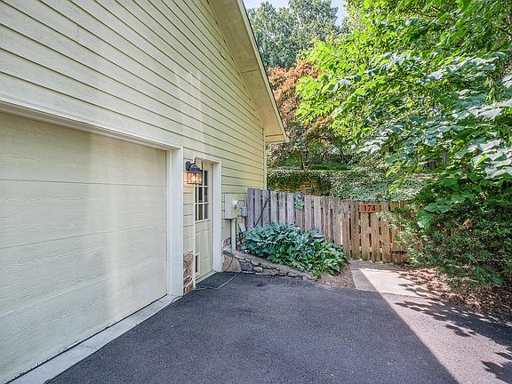 5th image of 174 Bogey Ln