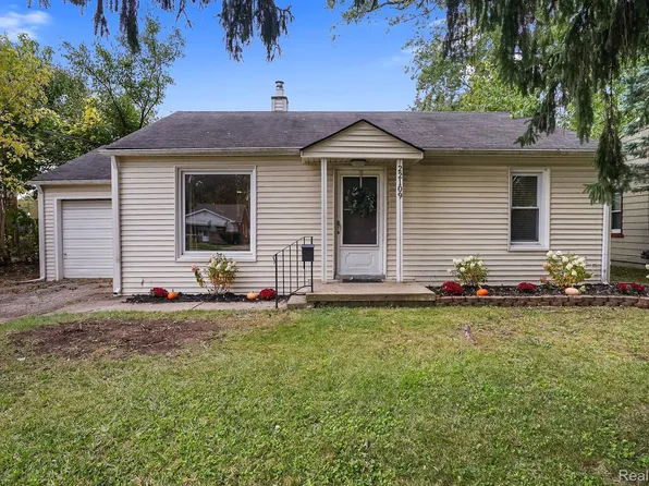 22109 Hawthorne St, Farmington, MI 48336