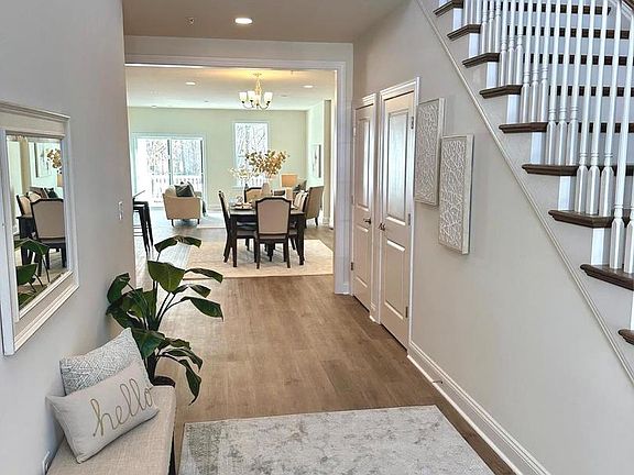 4th image of 405 Leahy Dr