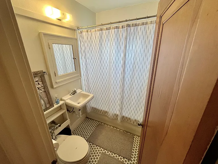 4460 N Oakland Ave — Photo 22