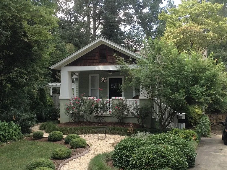 2461 Lyndhurst Ave — Photo 2