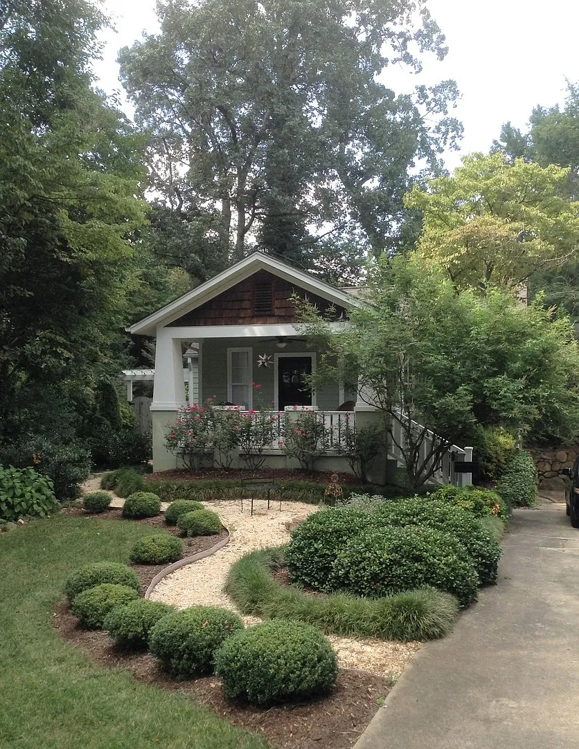 Building Photo - 2461 Lyndhurst Ave