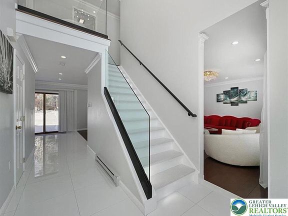 2nd image of 136 Kimberly Dr