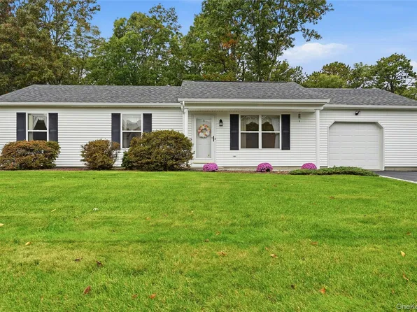 6 Evelyn Court, Manorville, NY 11949